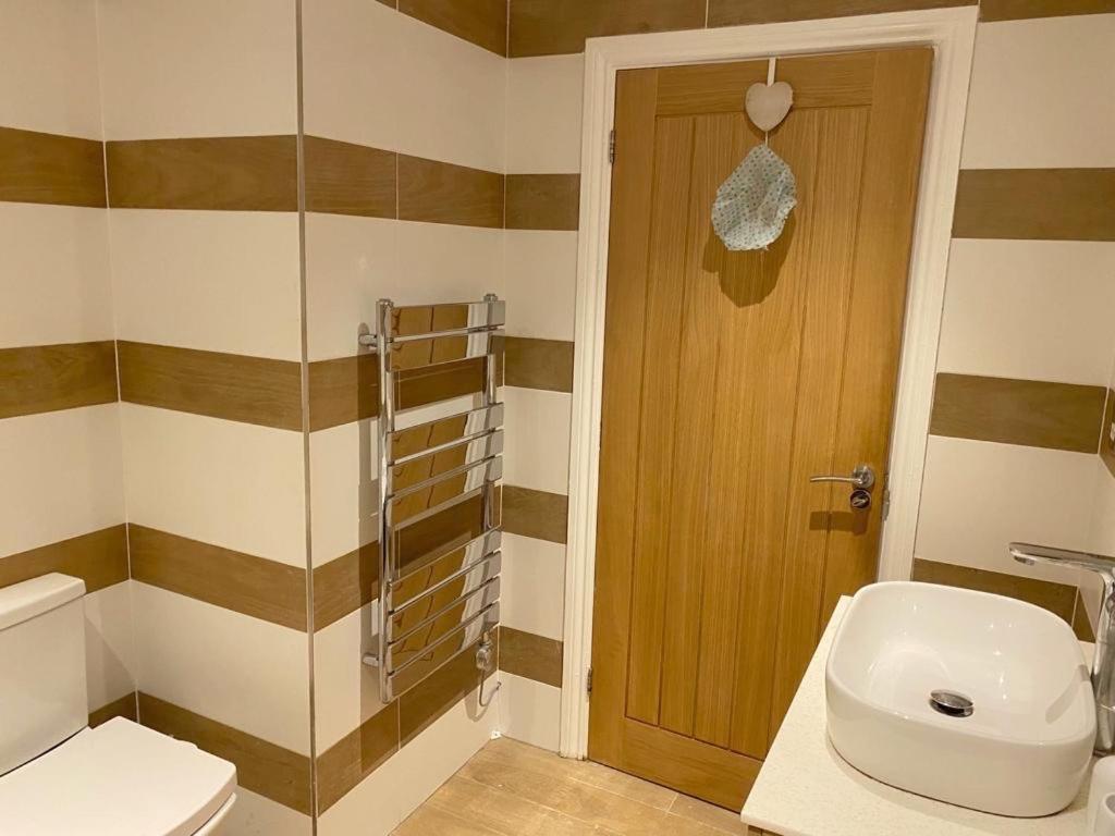 Bevendean Beach Hut - Modern 5 Bedroom House, With Parking Brighton Exterior photo